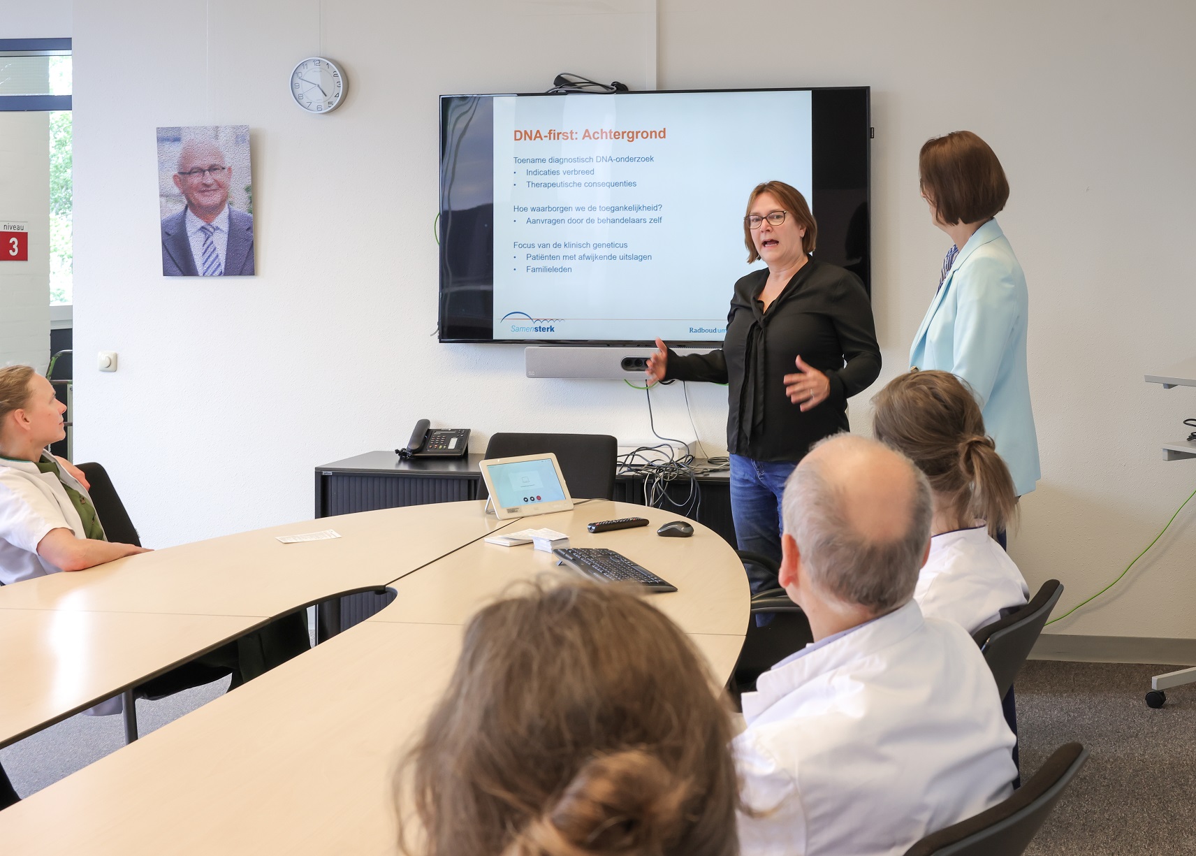 Angela van Remortele geeft uitleg over DNA-first aan artsen