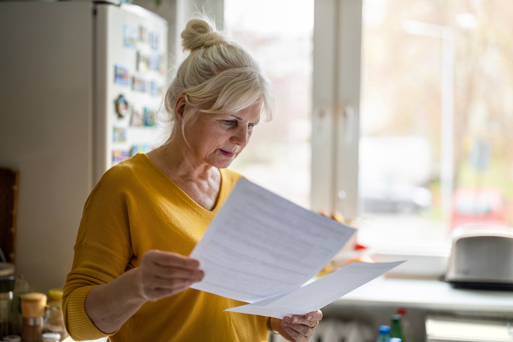 Vrouw van middelbare leeftijd die een brief leest