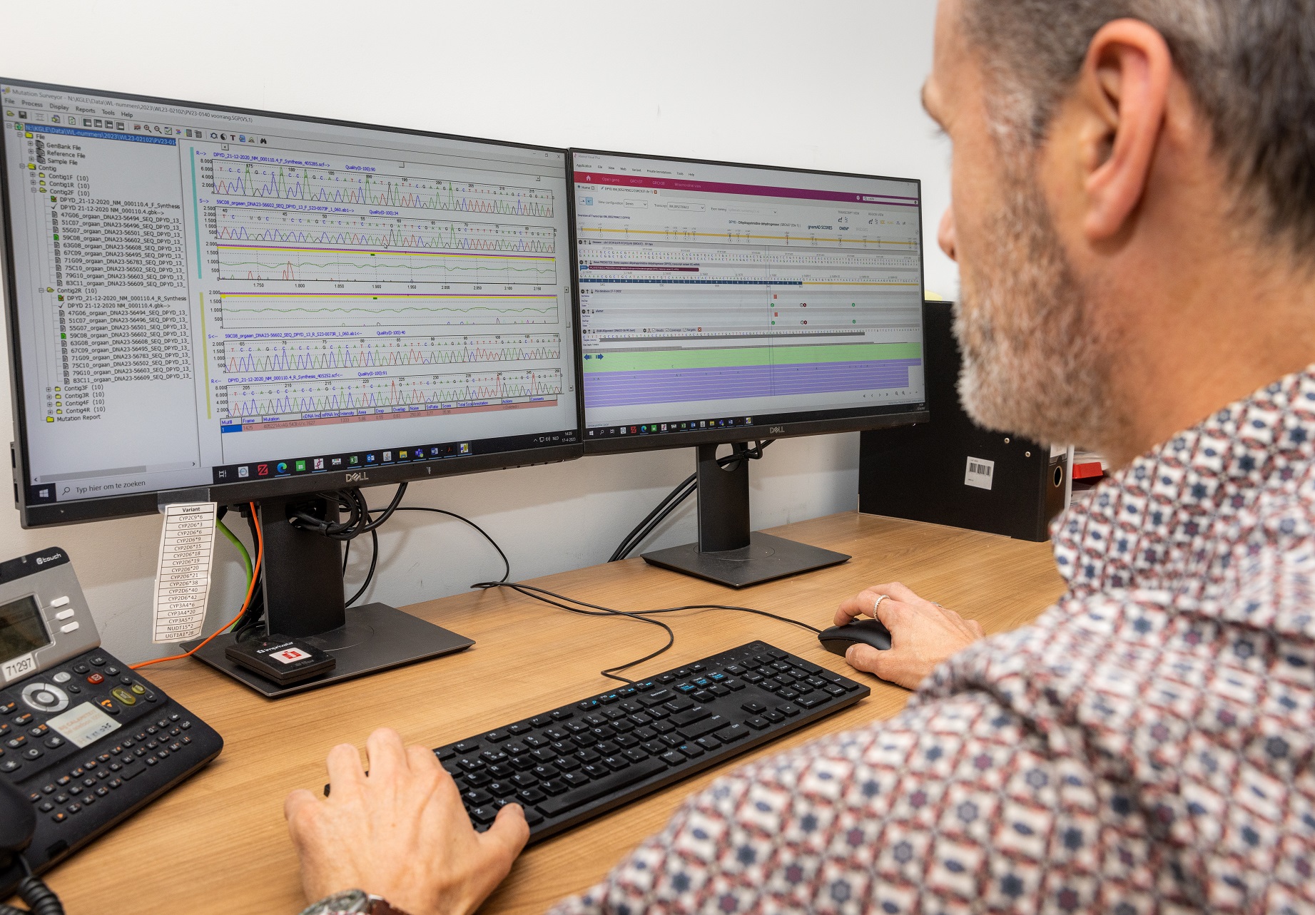 Analist bekijkt achter de computer de uitslag van DNA-onderzoek