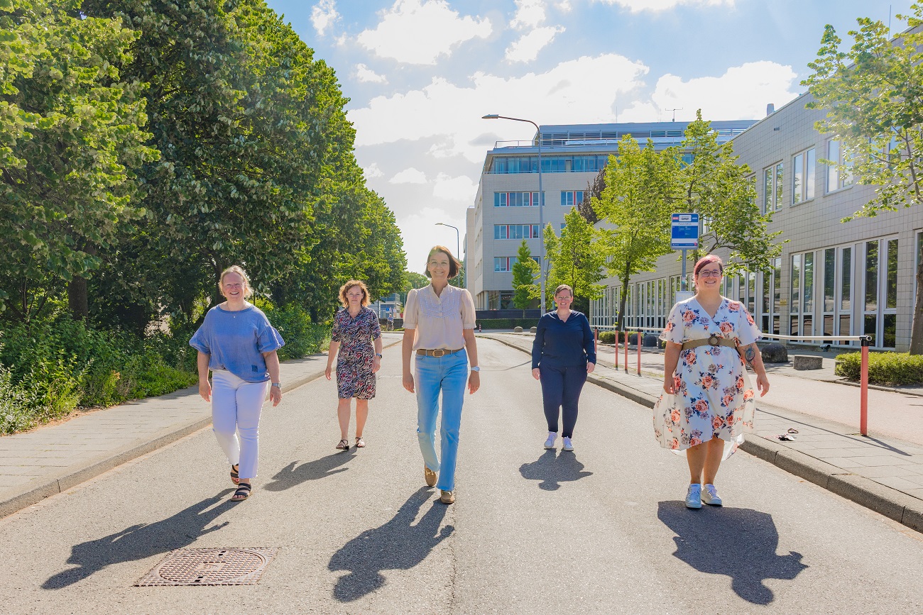 vijf vrouwelijke PGT-casemanagers lopen door de Joseph Bechlaan in Maastricht