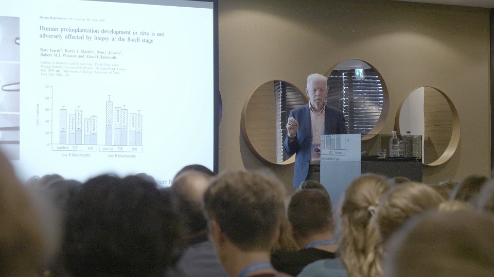 Prof. Alan Handyside tijdens PGT-symposium