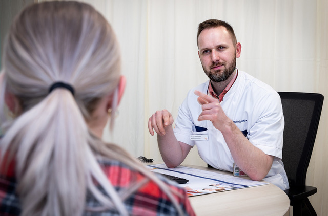 Dokter met patiënt