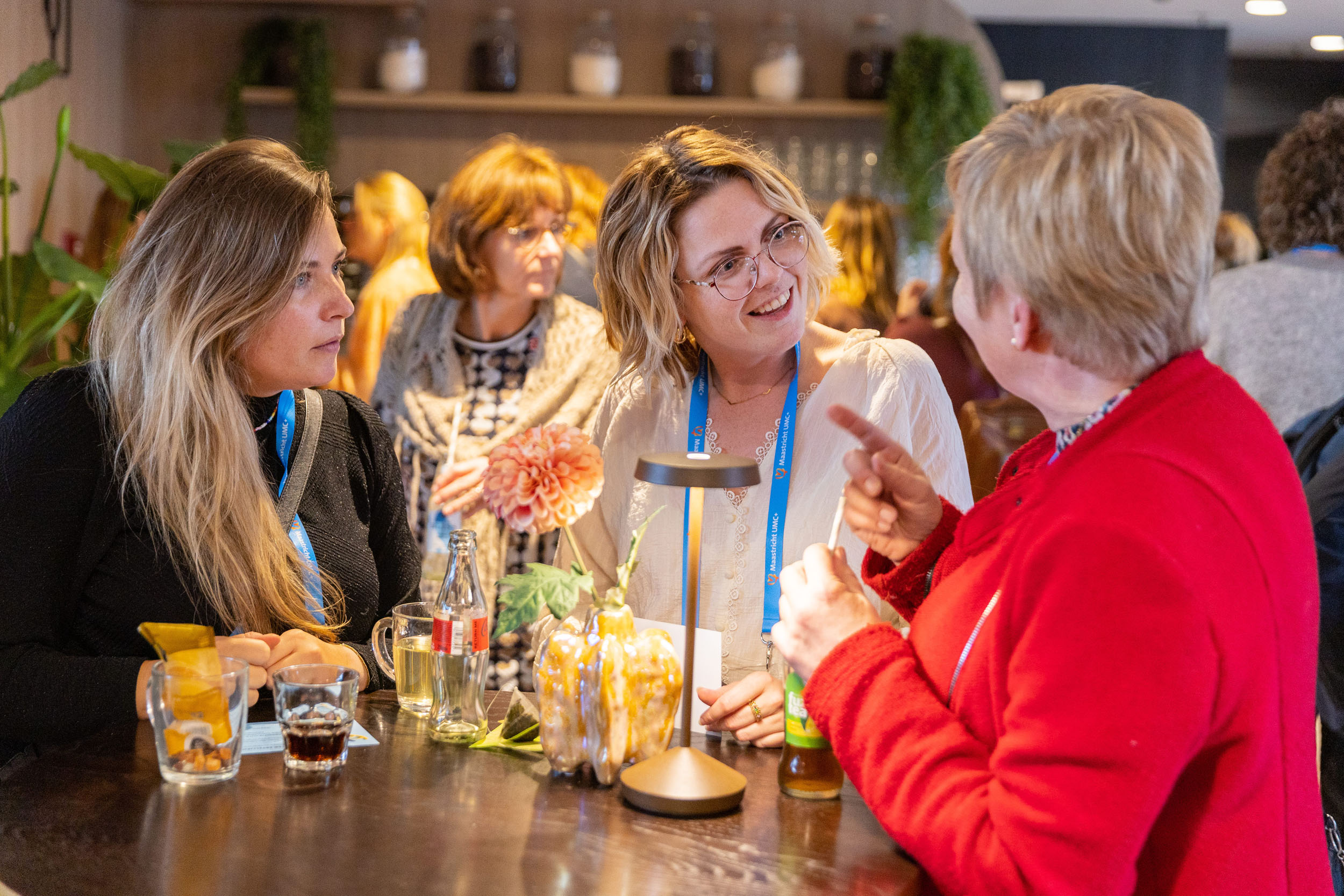 deelnemers PGT-symposium met elkaar in gesprek