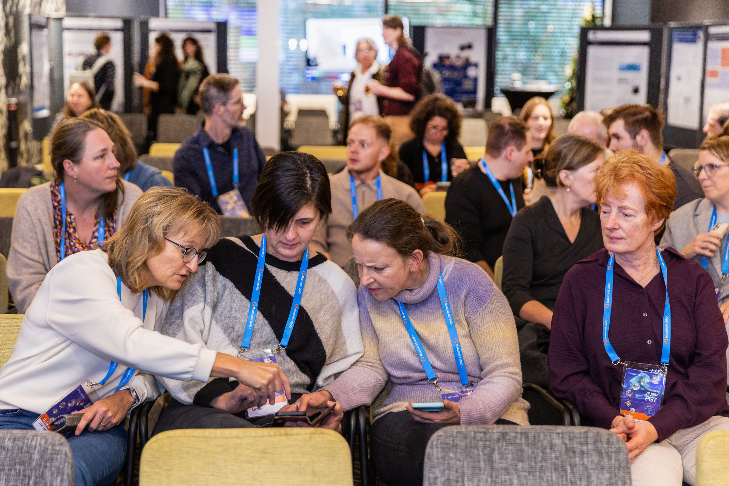 Deelnemers PGT-symposium bekijken de Mentimeter