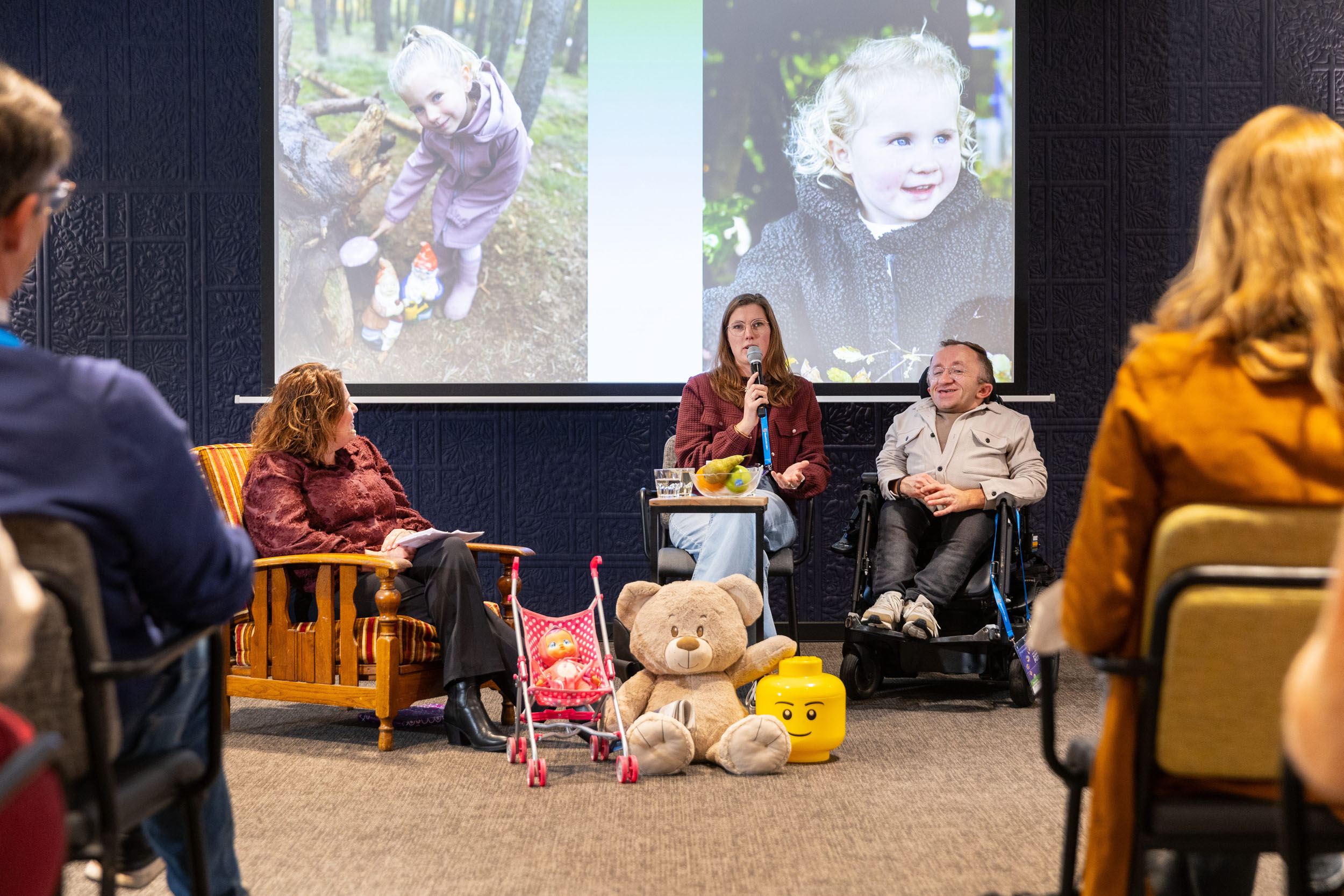 Een koppel wordt geïnterviewd tijdens het PGT-symposium