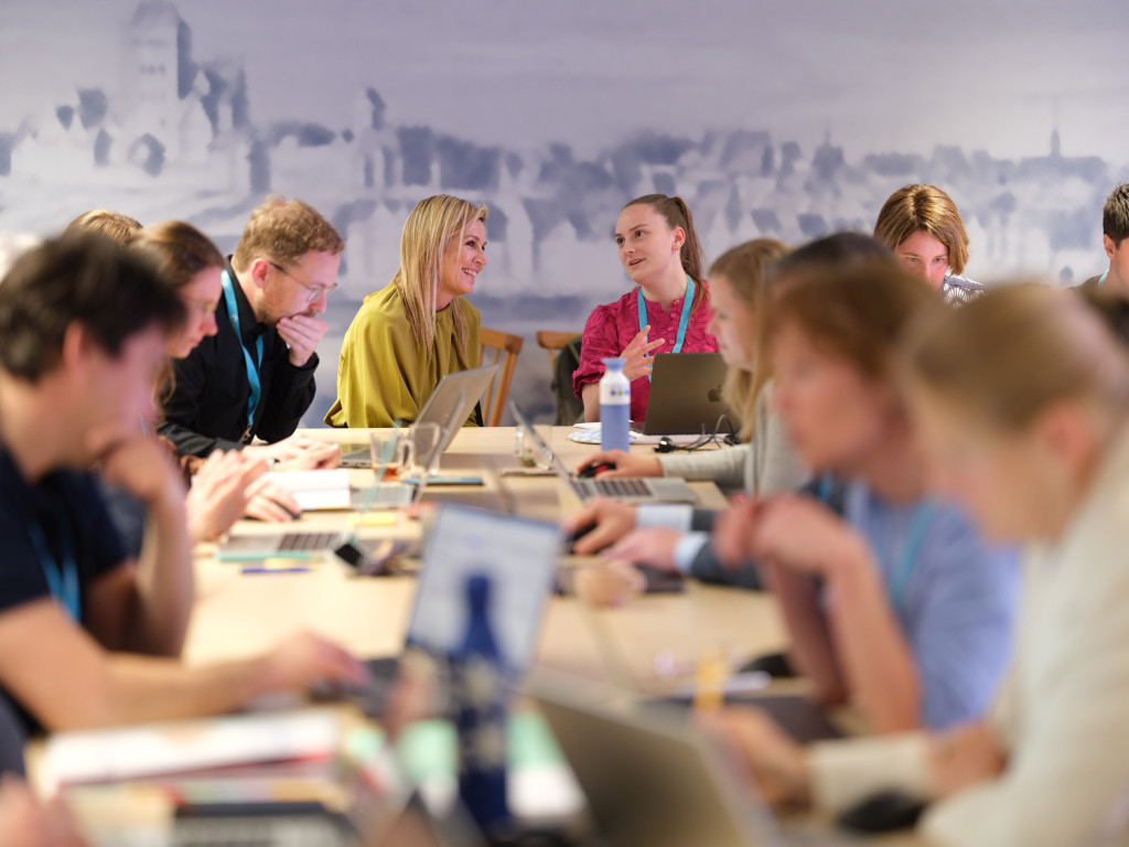 Koningin Máxima in gesprek met deelnemers hackathon Undiagnosed 2026