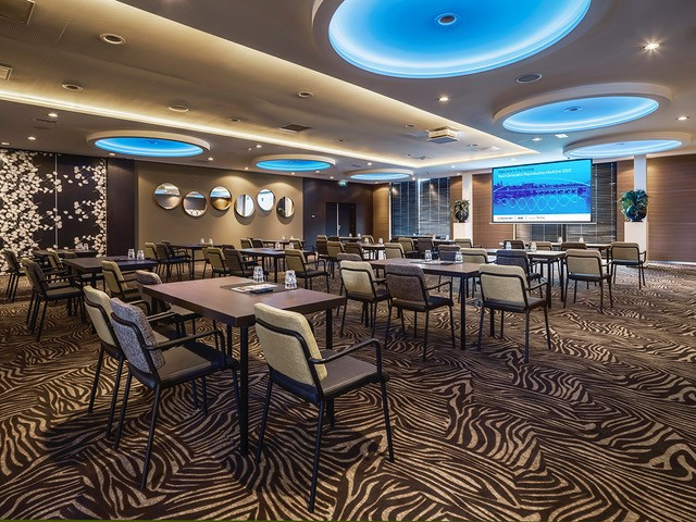 Apostel 1 Van der Valk hotel met ESHG course dia op beeldscherm
