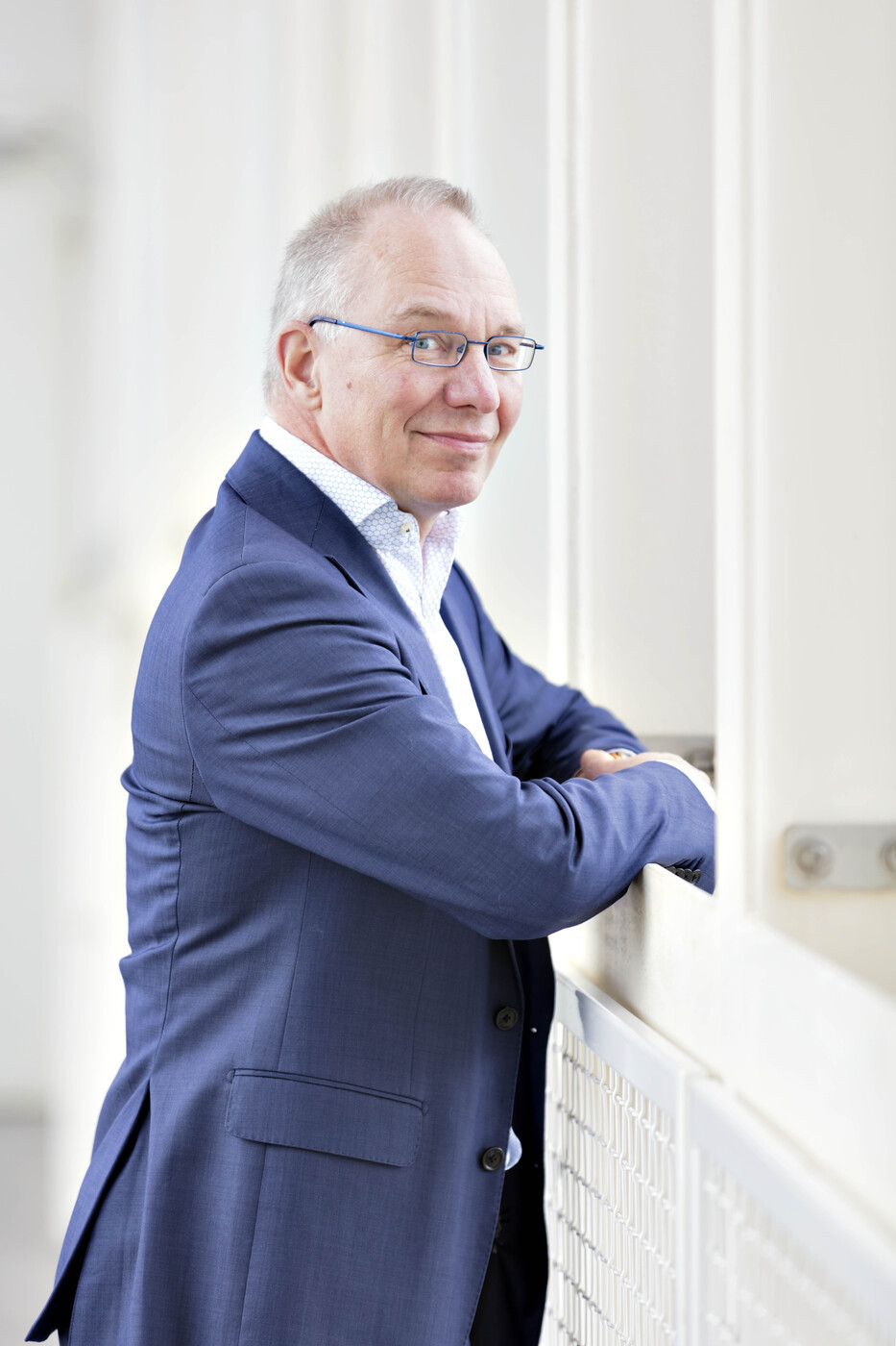 Prof. dr. Han Brunner staand bij een raam