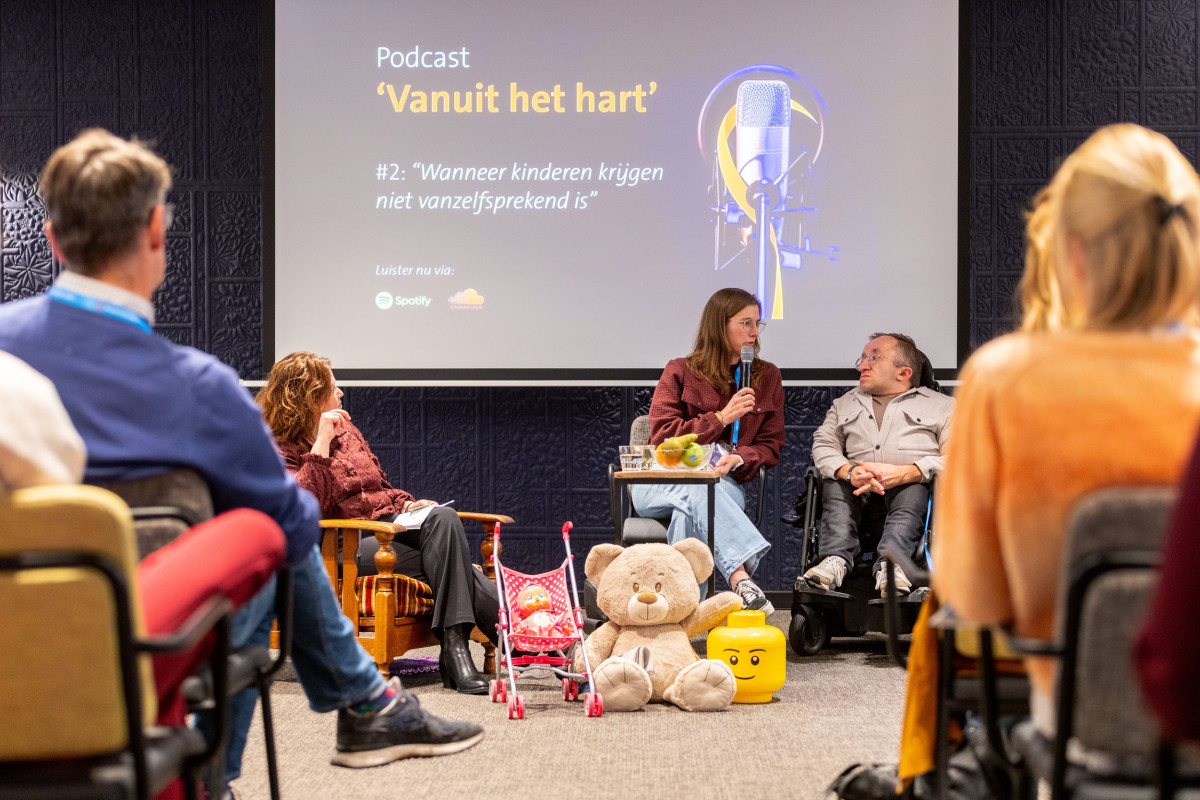 gesprek met patiënten tijdens PGT-symposium