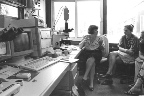 1990 analisten krijgen les op cytovision apparaat