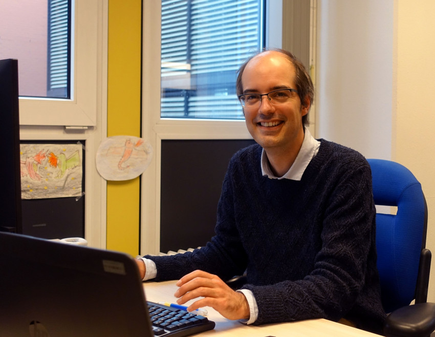Bio-informaticus Bart de Koning op zijn werkplek