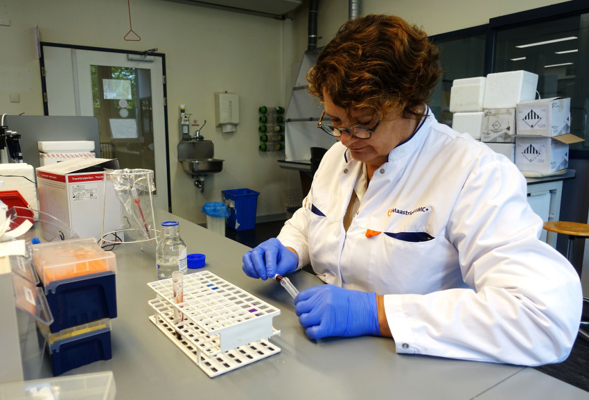 Analist Monsterontvangst aan het werk op laboratorium