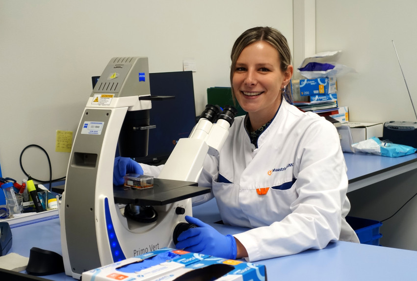 Analist op het kweeklab van de Monsterontvangst