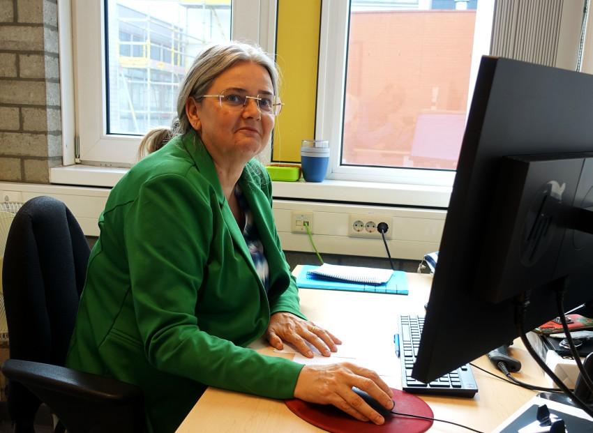 Secretaresse monsterontvangst aan het werk