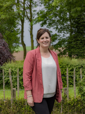 Ellen Schmitz in haar tuin 