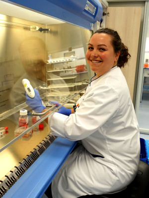 Analist werkt in flowkast op het laboratorium