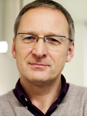 Dr. Carsten Leue psychiater MUMC+ in een gang in het ziekenhuis